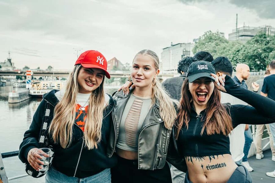 Prague: Booze Cruise with Open Bar and Duplex Entry - A six-hour Prague night that starts on the Vltava