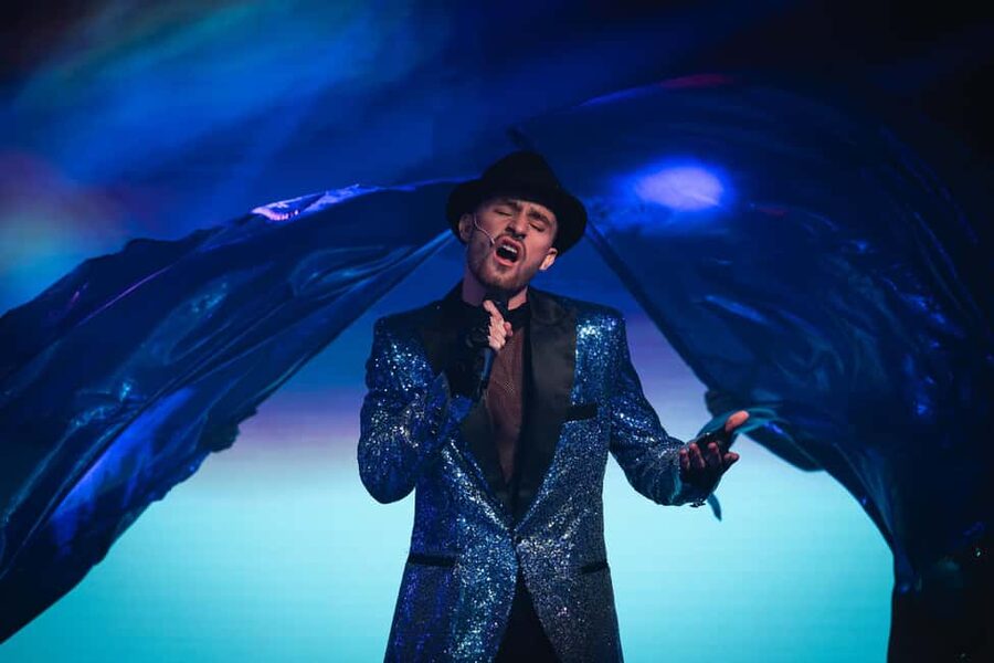 Prague:Breathtaking Cabaret Show with 4-Course Dinner Option - Arriving at 7 PM and settling in