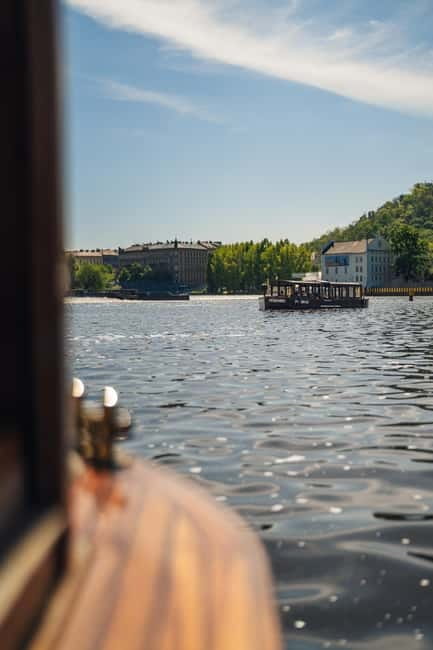 Prague: Canal Cruise Around Charles Bridge - Audio commentary, languages, and atmosphere