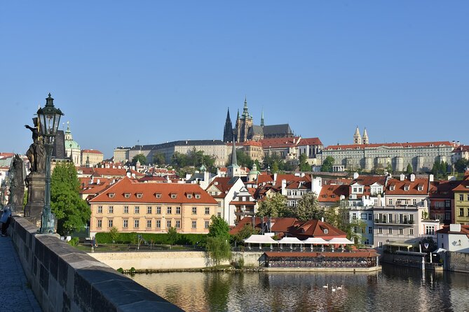 Prague Castle: Admission Ticket With Bus Transfer And Audioguide - How the audioguide changes the visit