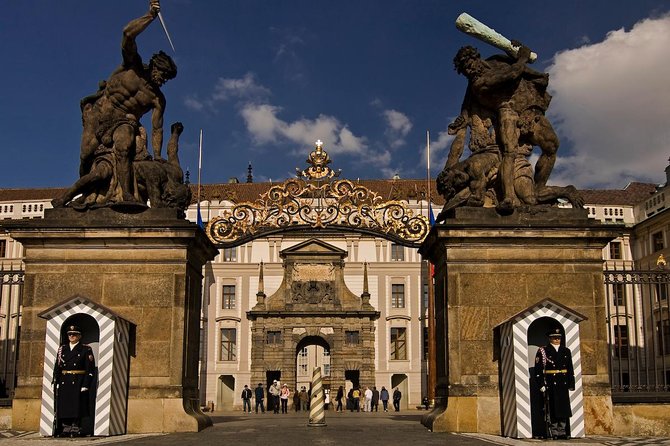 Prague Castle And Castle Grounds Walking Tour in french - Meeting at Kohl’s Fountain at 10:00 a.m.