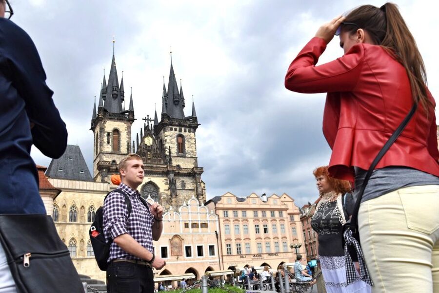 Prague: Castle and Jewish Quarter Tour with Cruise and Lunch - Walking back for views of Prague