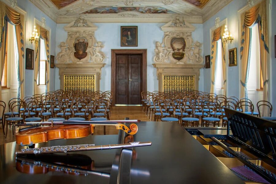 Prague Castle: Midday Classical Concert at Lobkowicz Palace - Price, timing, and who gets the best value