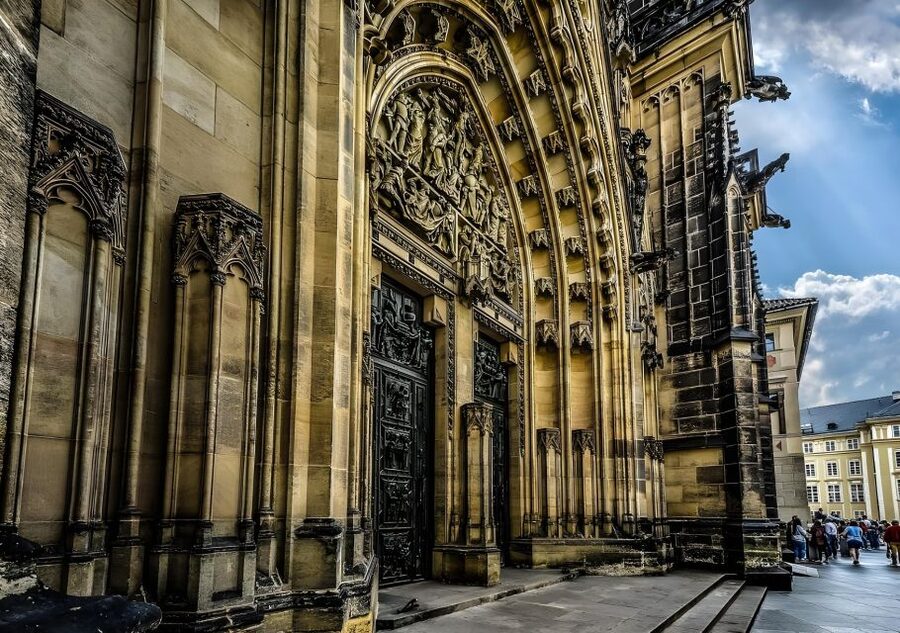 Prague Castle: Royal Palace, Cathedral, and Golden Lane Tour - Prague Castle and the first courtyards