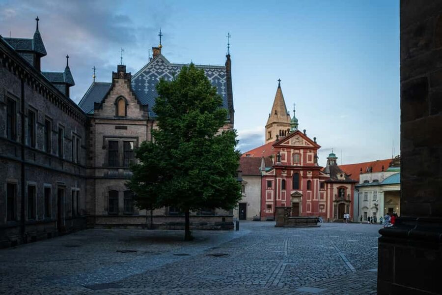 Prague Castle St. Vitus Cathedral, Royal Palace, St. George's Basilica - Who will get the most from this tour