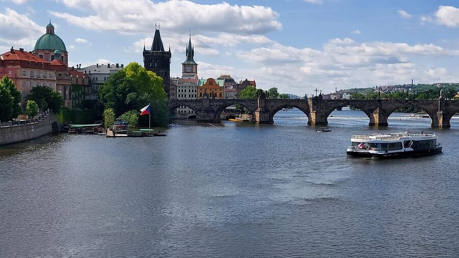 Prague Castle tour - Courtyards, gardens, and the wider castle setting
