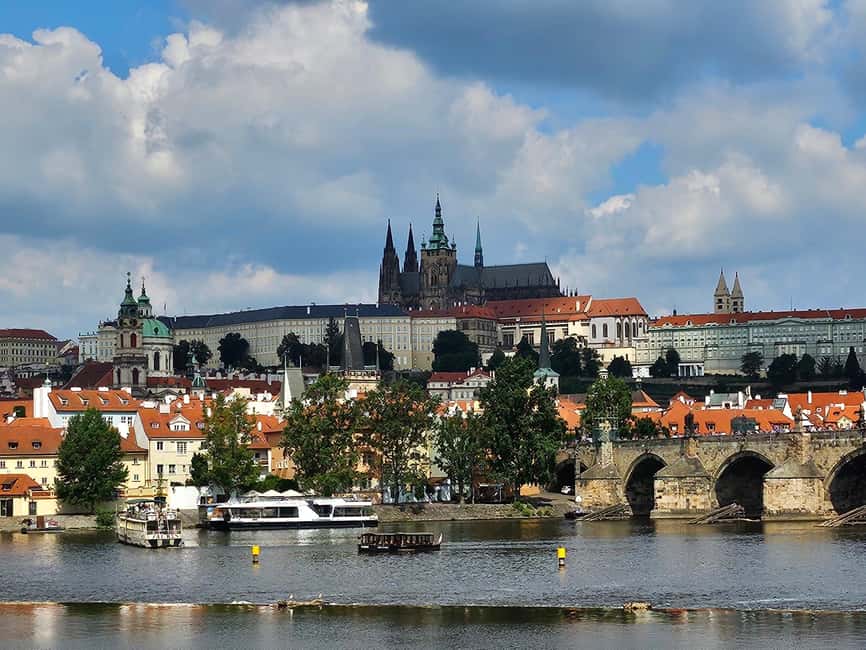 Prague Castle tour - Meeting at Lvi Dvur restaurant