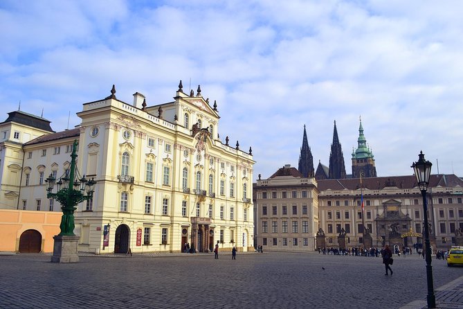 Prague Castle Walking Tour - The guide and language question