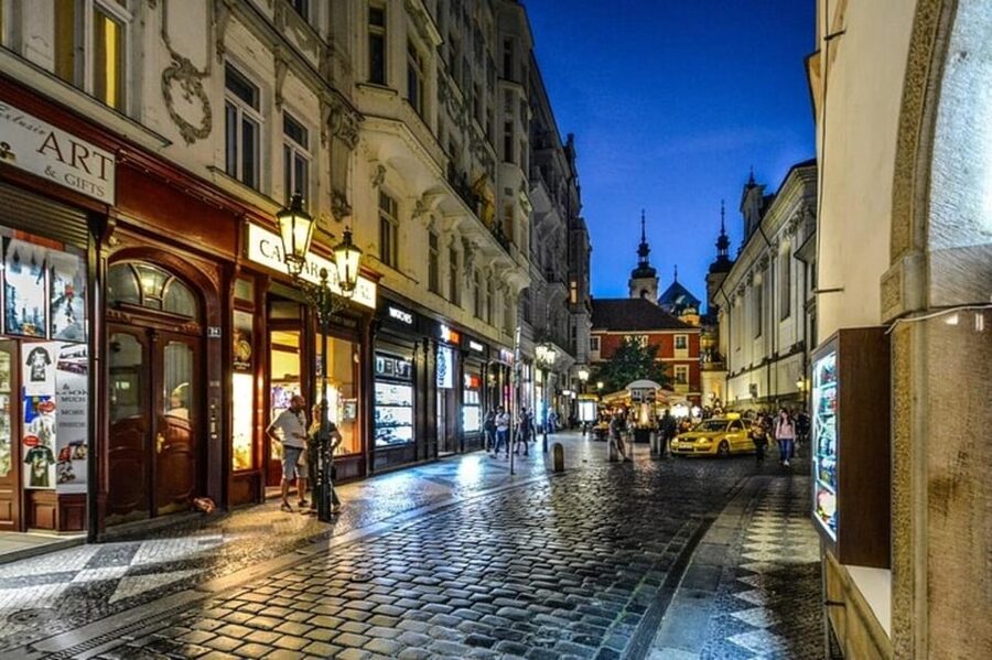 Prague: City Highlights Walking Tour - What the guide adds to the experience