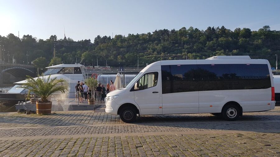 Prague: City Tour and Dinner Cruise with Hotel Pickup - Dinner, buffet choices, and table service