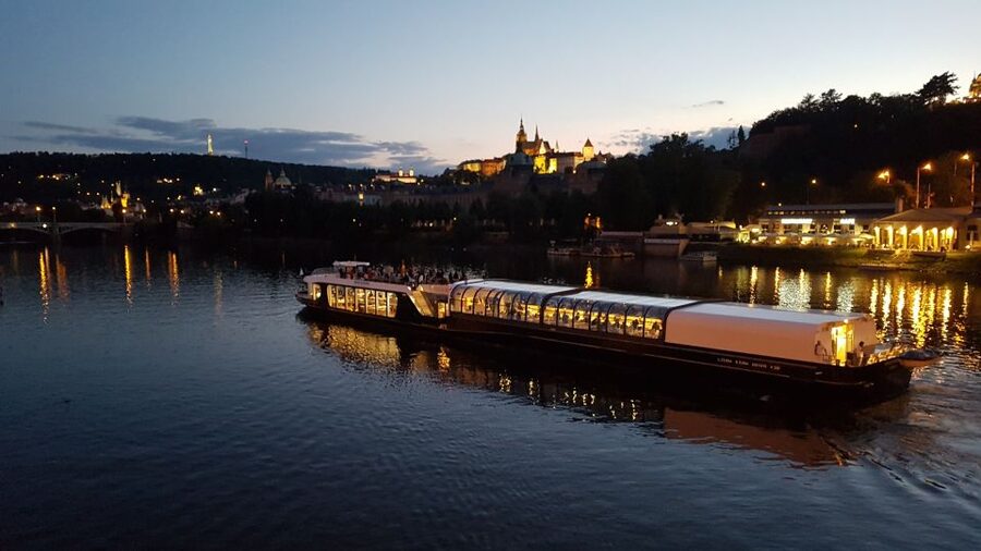 Prague: City Tour and Dinner Cruise with Hotel Pickup - Live music and the atmosphere onboard