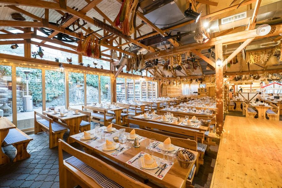 Prague: Dinner with Folk Show and Open Bar - The folk show is made for an international audience