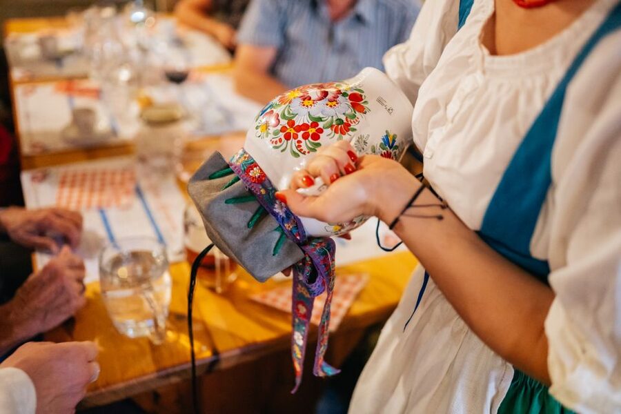 Prague: Dinner with Folk Show and Open Bar - Who should book this dinner show?