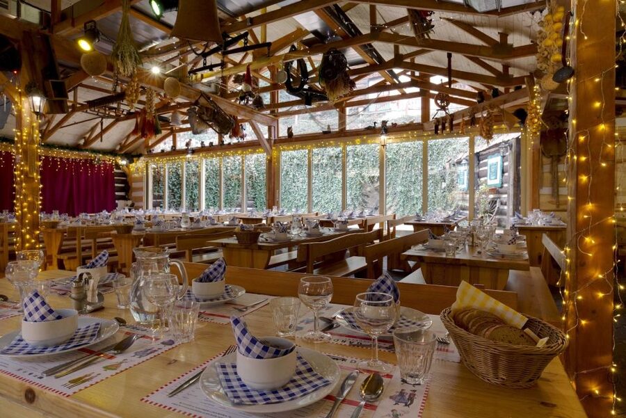 Prague: Evening Folklore Garden Party with Traditional Menu - The welcome drink: medovina from Moravia
