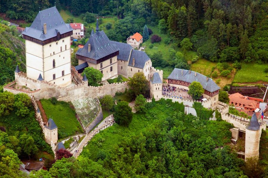 Prague: Fairytale Karlstejn Castle in Retro-Style Car - Lunch at a local Czech restaurant