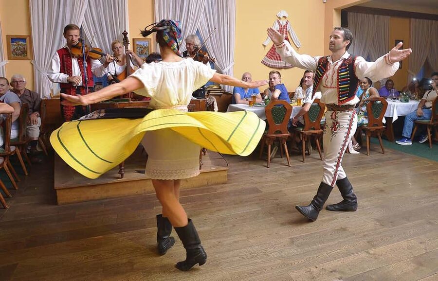 Prague: Folk Dancing Dinner Experience - Meeting your driver at 6:45 PM