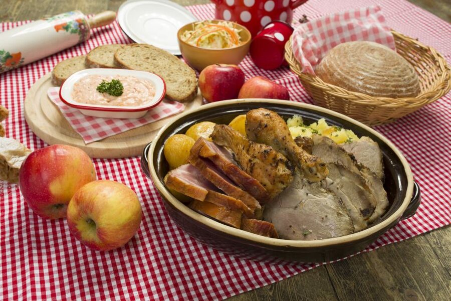 Prague: Folkloric Dinner Show with Unlimited Drinks - Choosing between duck, trout, pork, and vegetables