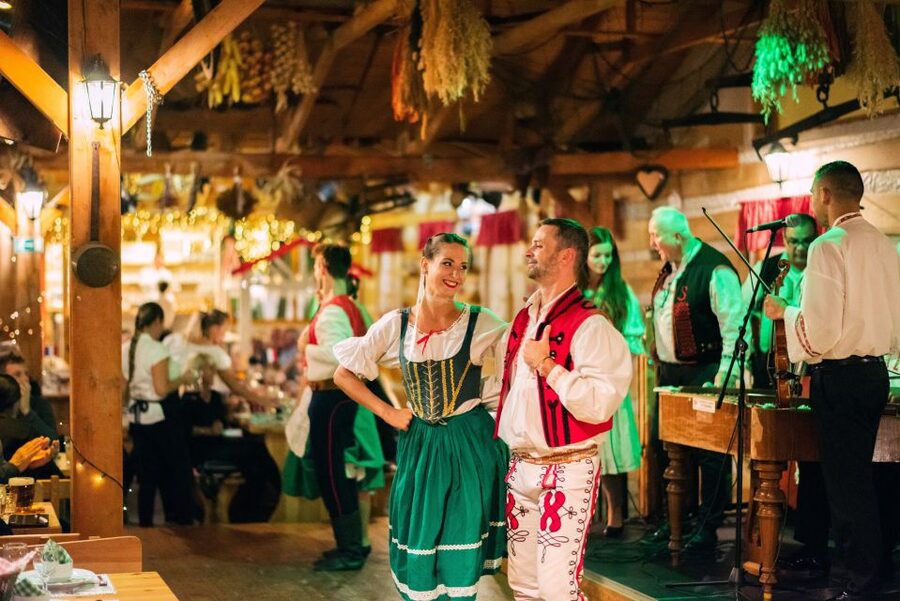 Prague: Folkloric Dinner Show with Unlimited Drinks - Getting there from central Prague