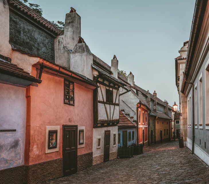 Prague: Full-Day Sightseeing Tour with Cruise and Lunch - Why this seven-hour route works for a first day
