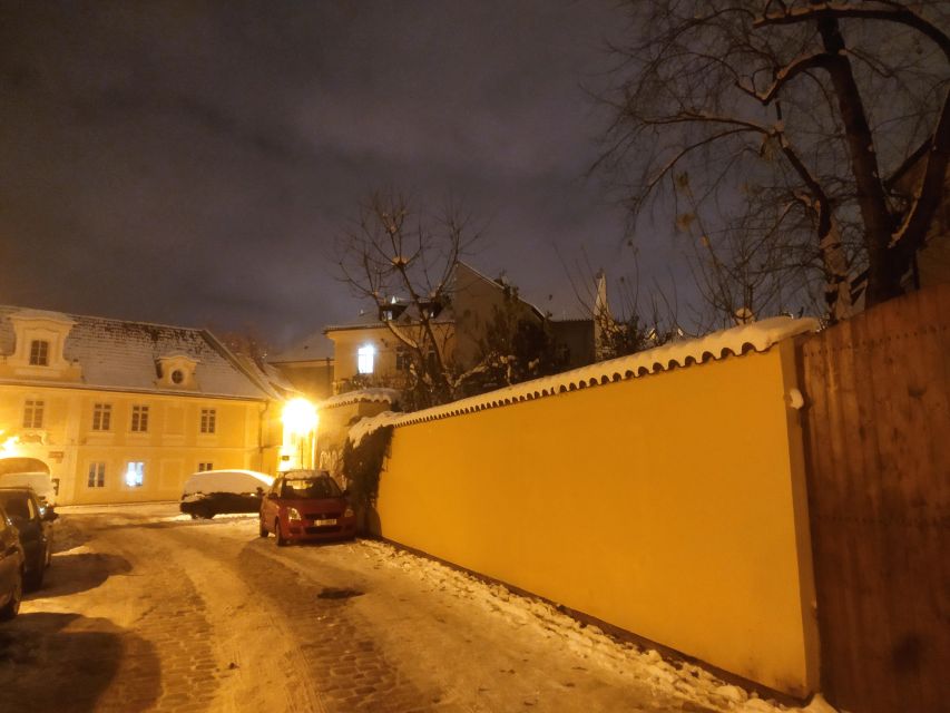 Prague: Ghost Walking Tour - The actor guide is the main attraction