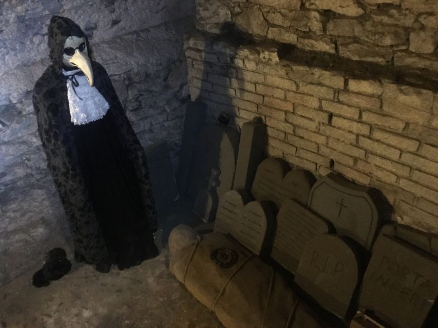 Prague: Ghosts, Legends, Medieval Underground & Dungeon Tour - The candlelit dungeon and Jan Mydlář