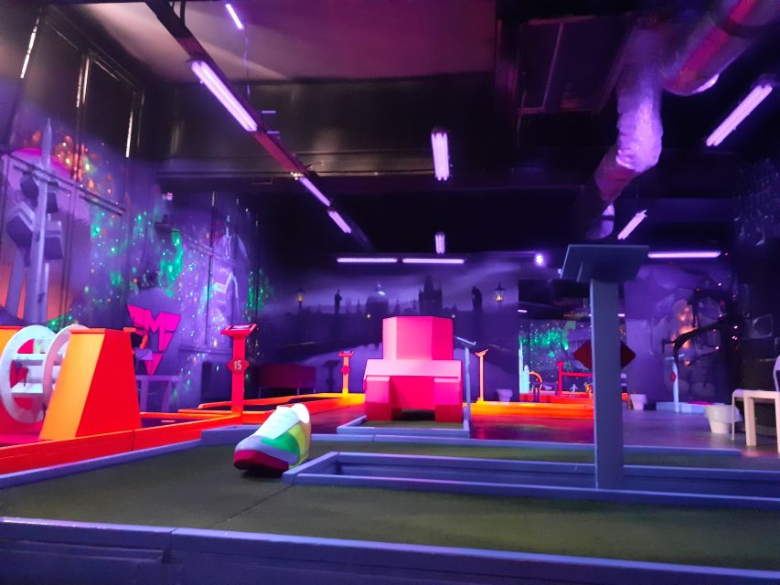 Prague: Glow Golf Mini Golf Game by UV Light - Table games and the useful pause between holes