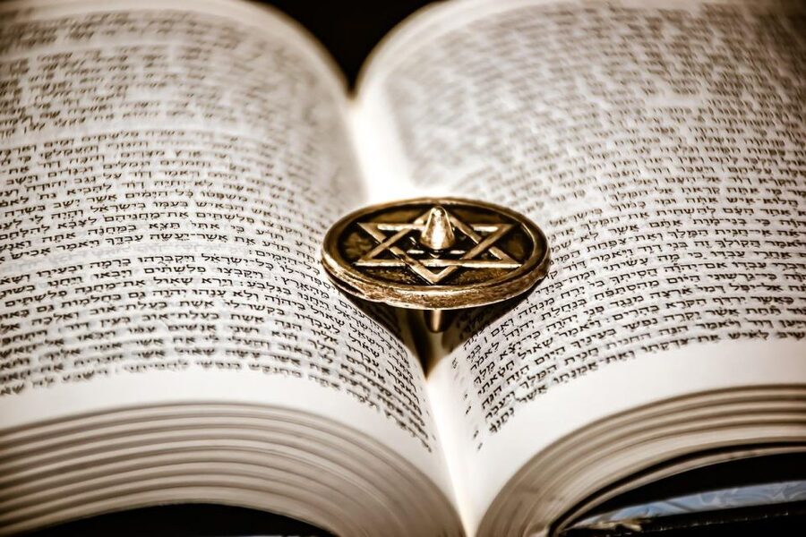 Prague: Guided Tour inside the Jewish Cemetery & Synagogues - Walking, weather, and practical comfort