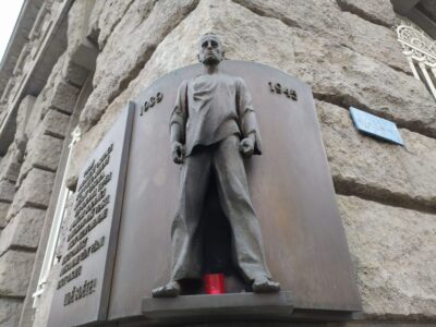 Historical Walking Tour with Focus on World War 2