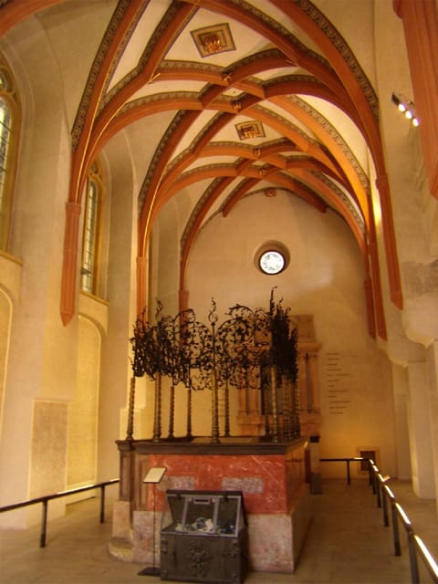 Prague: Jewish Quarter and Museum Guided Tour - The Old Jewish Cemetery in 25 crowded minutes