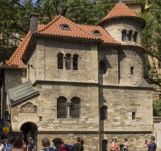 Prague: Jewish Town Walking Tour - Beginning among the crowded stones of the Old Jewish Cemetery
