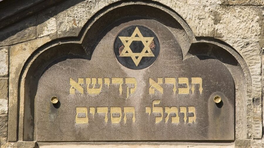 Prague: Jewish Town Walking Tour - Pinkas Synagogue and the weight of remembrance