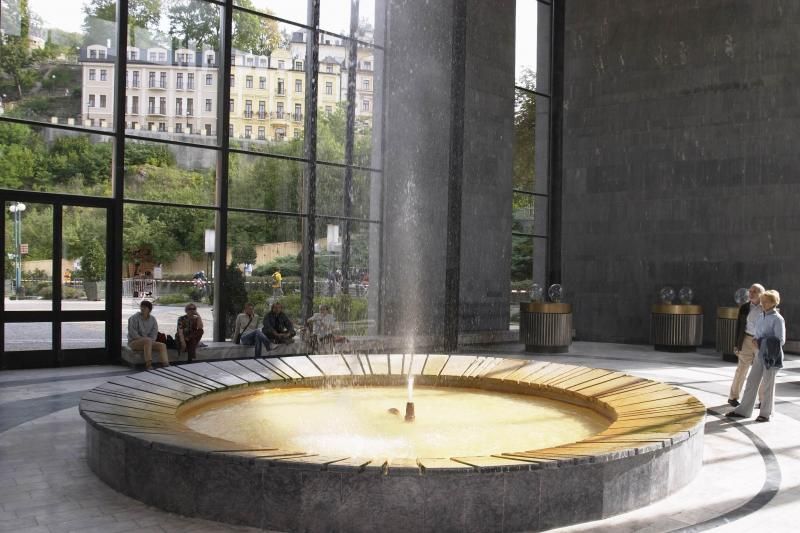 Prague: Karlovy Vary Tour with Lunch and Moser Museum Visit - What you actually see at the Moser Glass Museum