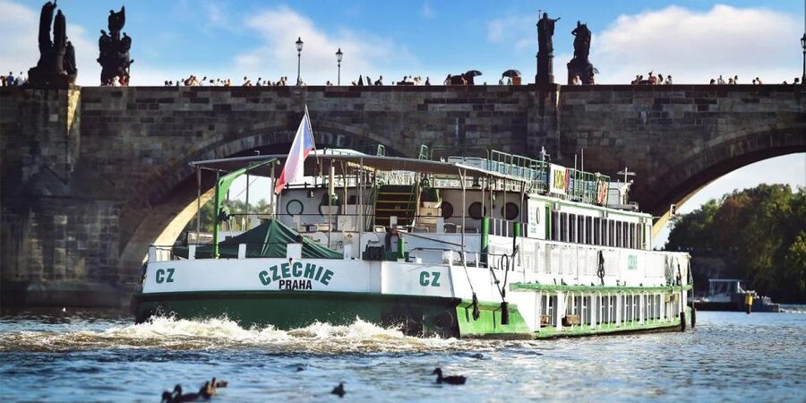 Prague: Lunch Cruise on Vltava River with open Buffet - Prague Castle and Lesser Town by boat