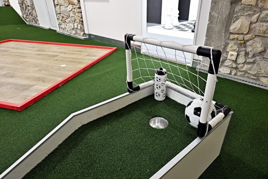 Prague: Mazemania Miniature Golf Experience - Who will enjoy this most?