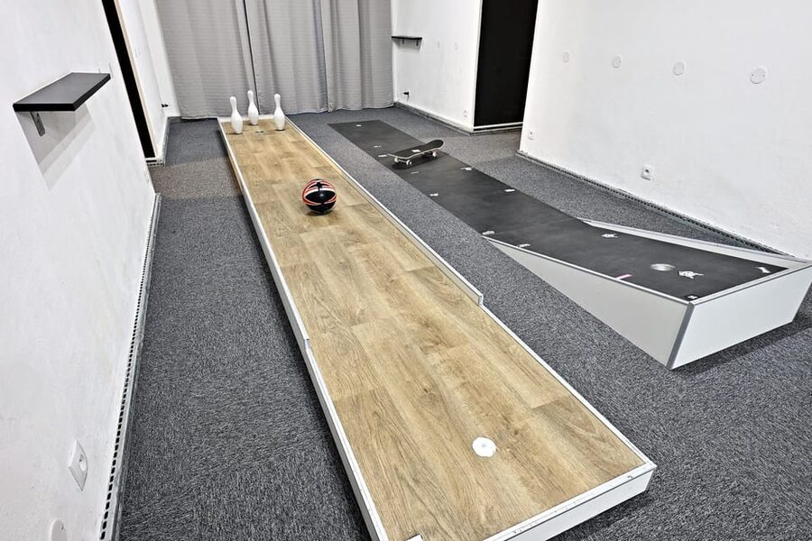 Prague: Mazemania Miniature Golf Experience - What the atmosphere is like