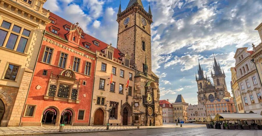 Prague: Old Town, Jewish Quarter & Astro Clock Walking Tour - Old Town streets and the pleasure of walking without a script