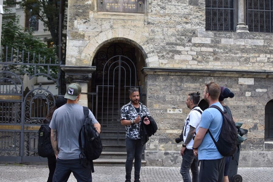Prague: Old Town, Prague Castle & River Cruise Day Tour - Old Town and Josefov, from headline sights to quieter streets