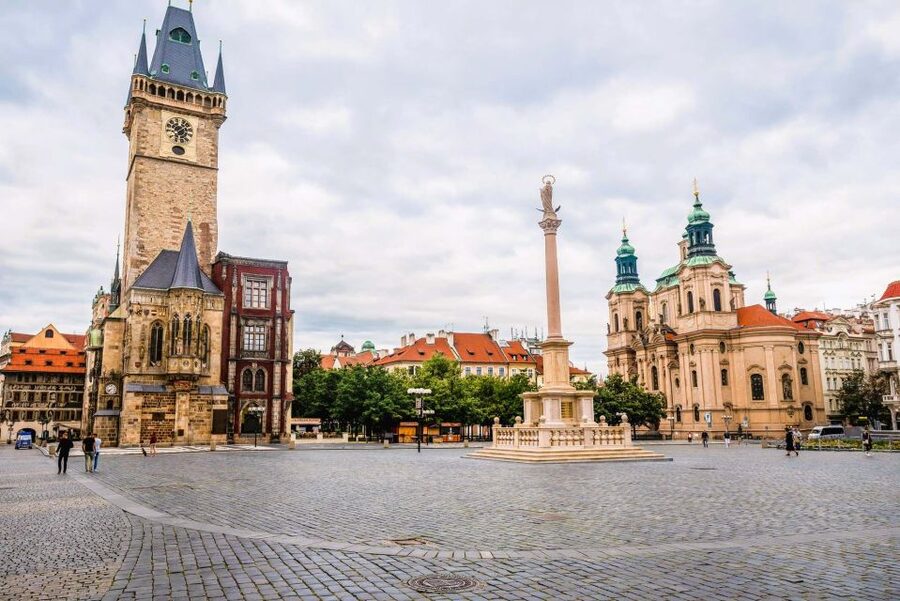 Prague: Old Town Square and Astronomical Clock Audio Guide - Starting at the Old Town Clock