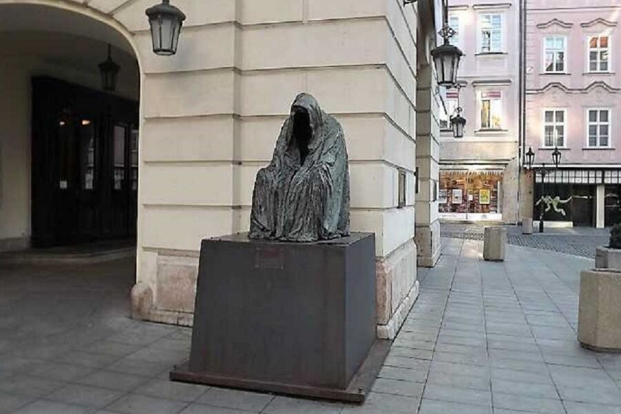 Prague: Old Town Tour & National Museum Skip-the-Line Ticket - What the guide adds to the $40 price
