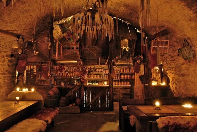 Prague Old Town, Underground and House of Alchemy Tour - Narrow lanes and Gothic courtyards