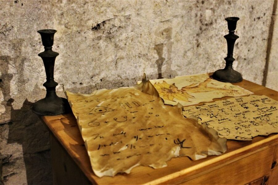 Prague: Oldtown, Medieval Underground & Dungeon History Tour - Practical tips for a better visit