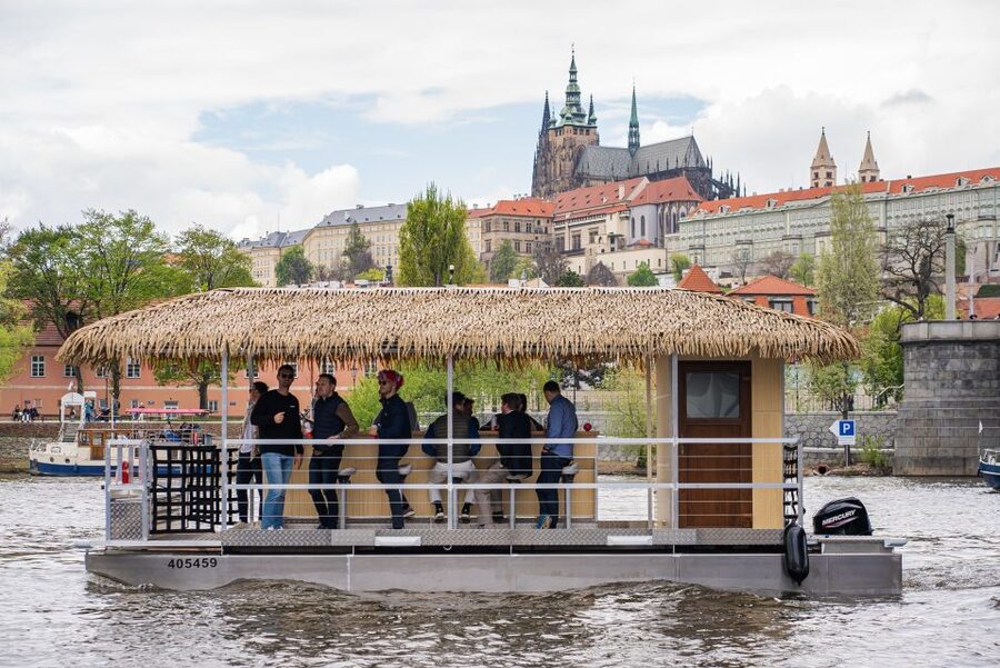 Prague: Party Tiki Boat Sightseeing Cruise with Drinks - Choosing Budvar, prosecco, or cider