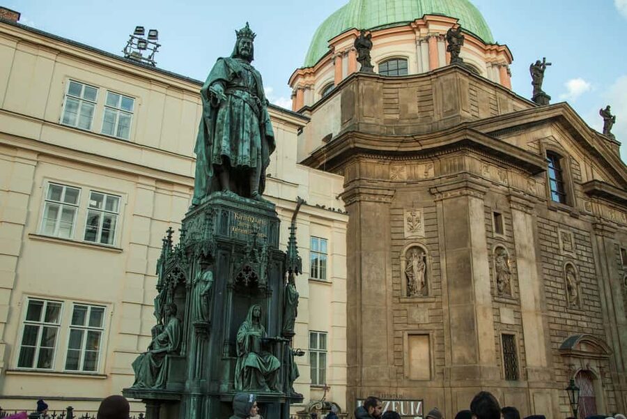 Prague: Prague Castle & Charles Bridge – guided tour in German - Crossing Charles Bridge in 15 minutes