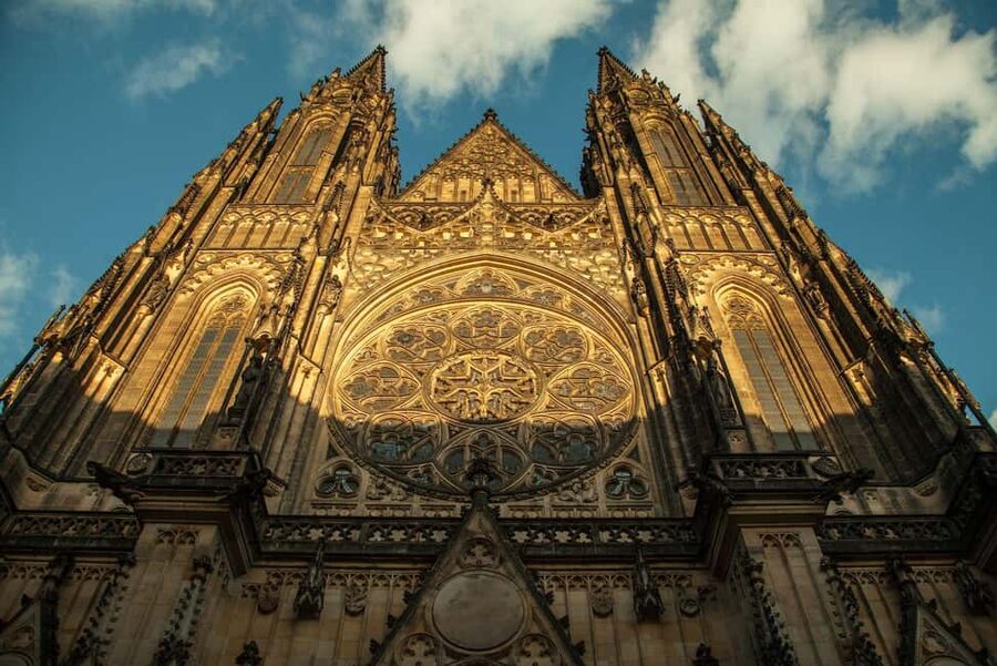 Prague: Prague Castle & Charles Bridge – guided tour in German - What the $19 price really covers