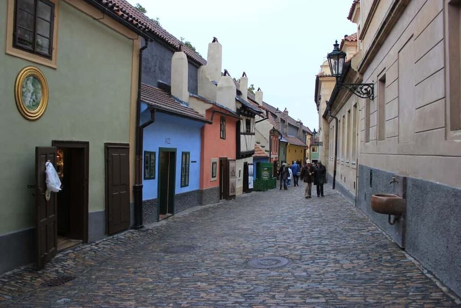 Prague: Prague Castle & Charles Bridge – guided tour in German - Should you book it?