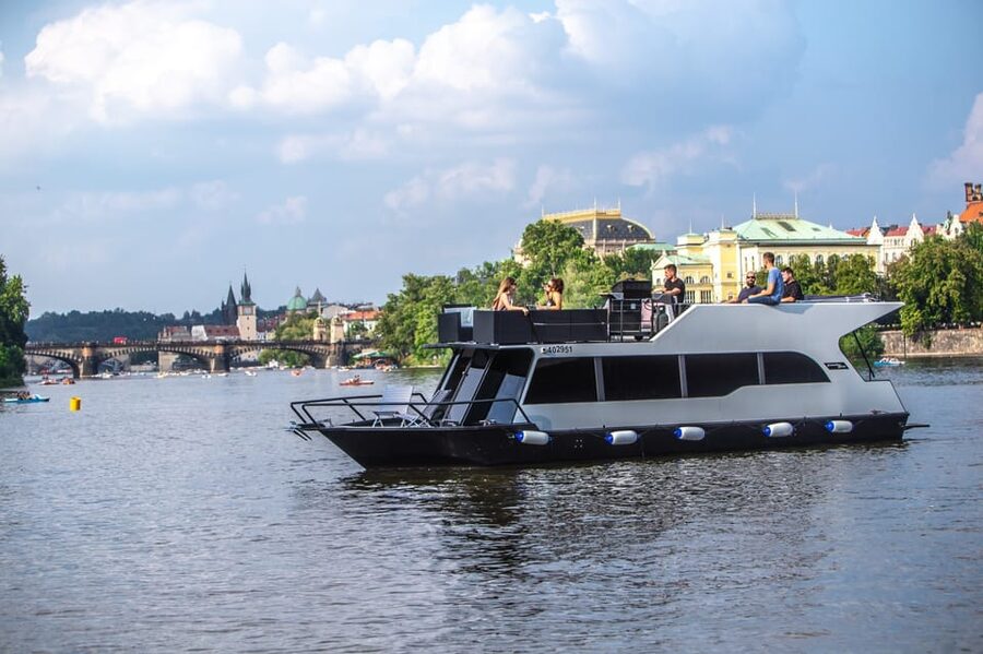 Prague: Private River Cruise with Unlimited Beer or Prosecco - City sights or a green route outside Prague