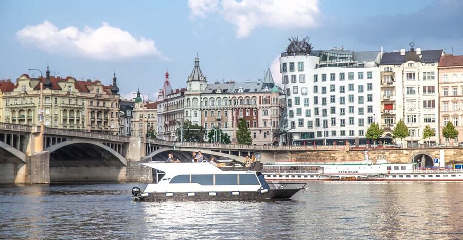 Prague: Private River Cruise with Unlimited Beer or Prosecco - Boarding near Výtoň and Železniční most