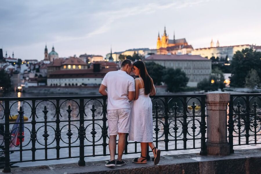 Prague: Professional Photoshoot at Prague Castle - Meeting at Prague Medieval Tavern