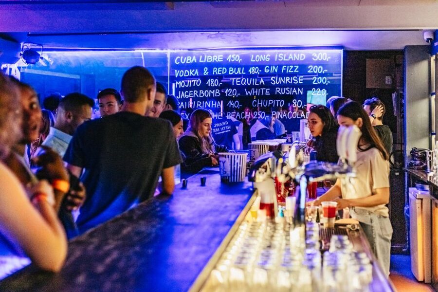 Prague: Pub Crawl with Unlimited Drinks & 5-floor Club Entry - Timing, pace, and practical planning