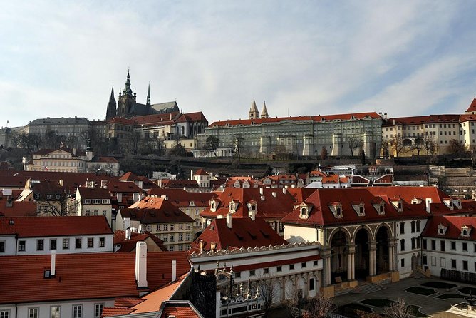 Prague's charming old places tour in Russian language - A short beer break near Uhelný trh
